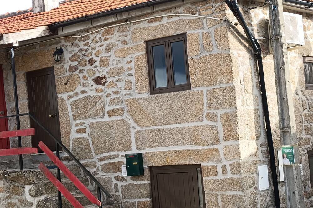 Casa típica de pedra em Paredes do pinhāo,S. Lourenço Riba pinhao/ sabrosa/ in Folhadela, Vila Real