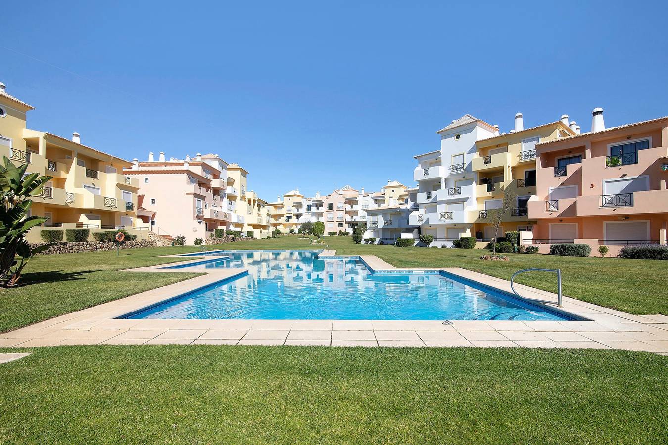Appartement entier, Appartement « Jardins De Santa Eulalia » avec piscine partagée, jardin commun et climatisation in Albufeira, District de Faro