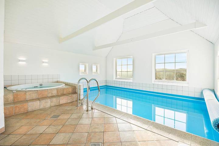Villa for 10 personer, Balkong / Terrasse og Jacuzzi i tillegg til Terrasse og Badebasseng i Ulfborg