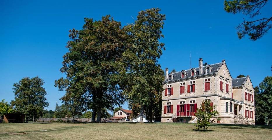 Location de vacances pour 22 personnes, avec jardin ainsi que piscine et jacuzzi à Bernos-Beaulac