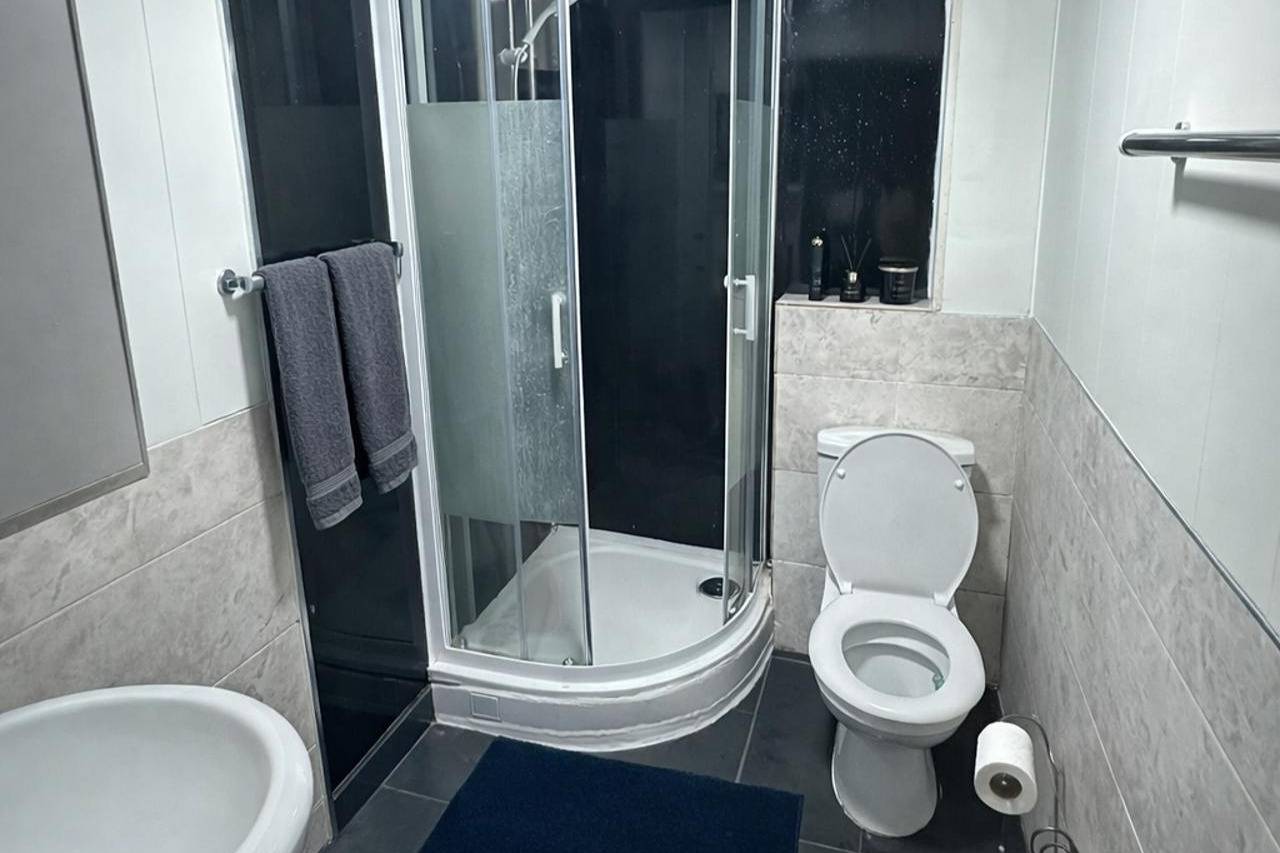 Ganze Ferienwohnung, Apartment Sleeps 4 with Parking in Greater Manchester