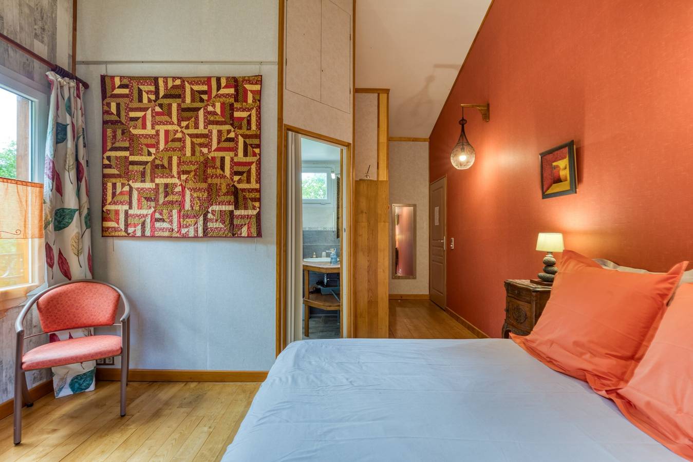Gastenkamer 'Chambre Marissou' met gedeeld zwembad, terras en wifi, foto 12