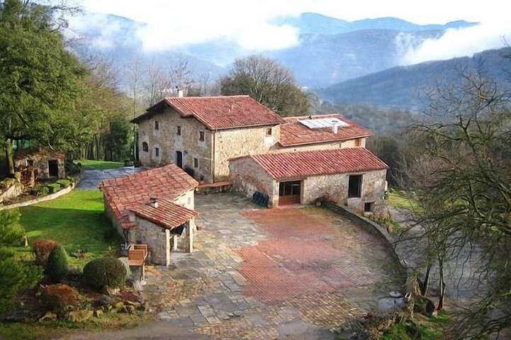 Casa rural para 12 personas, con terraza además de piscina y jardín - 1