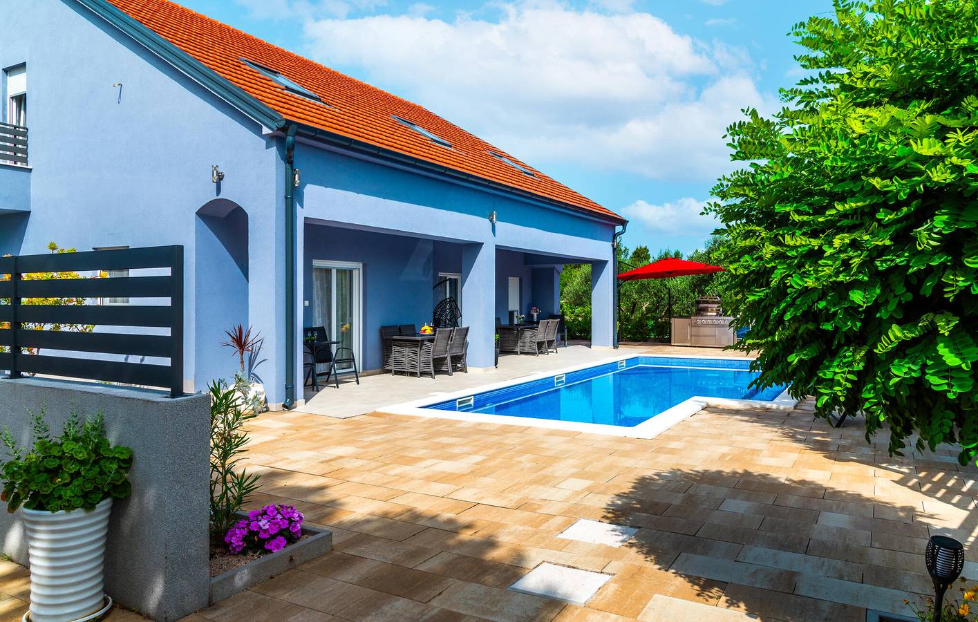Ferienhaus für 12 Personen mit Terrasse in Bilice, Šibenik-Knin