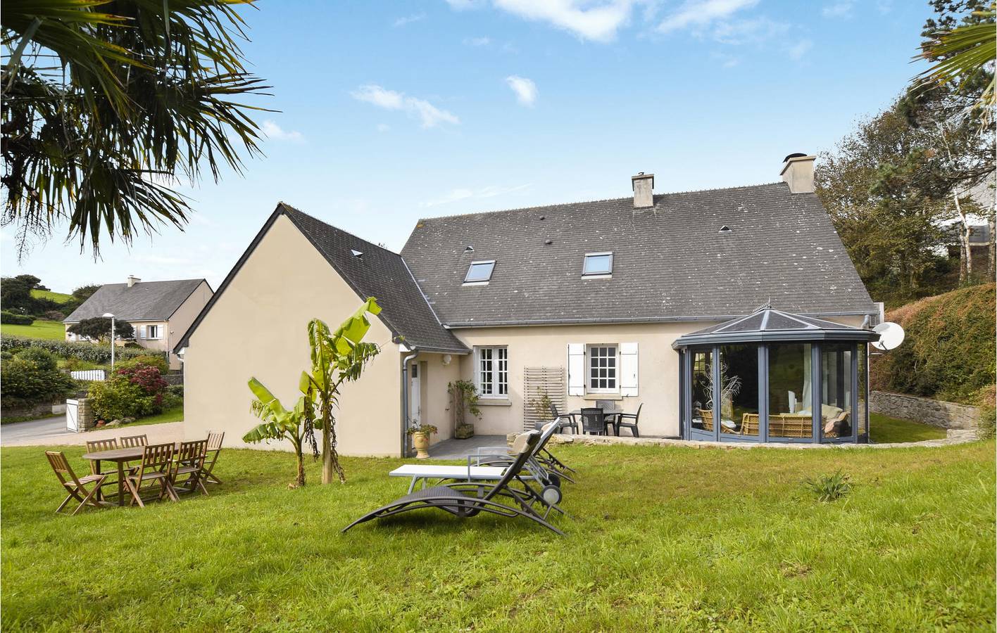 Cozy 2BR Apartment with Garden, WiFi & Parking, 1.5km to Beach in La Hague, Côte de la Déroute