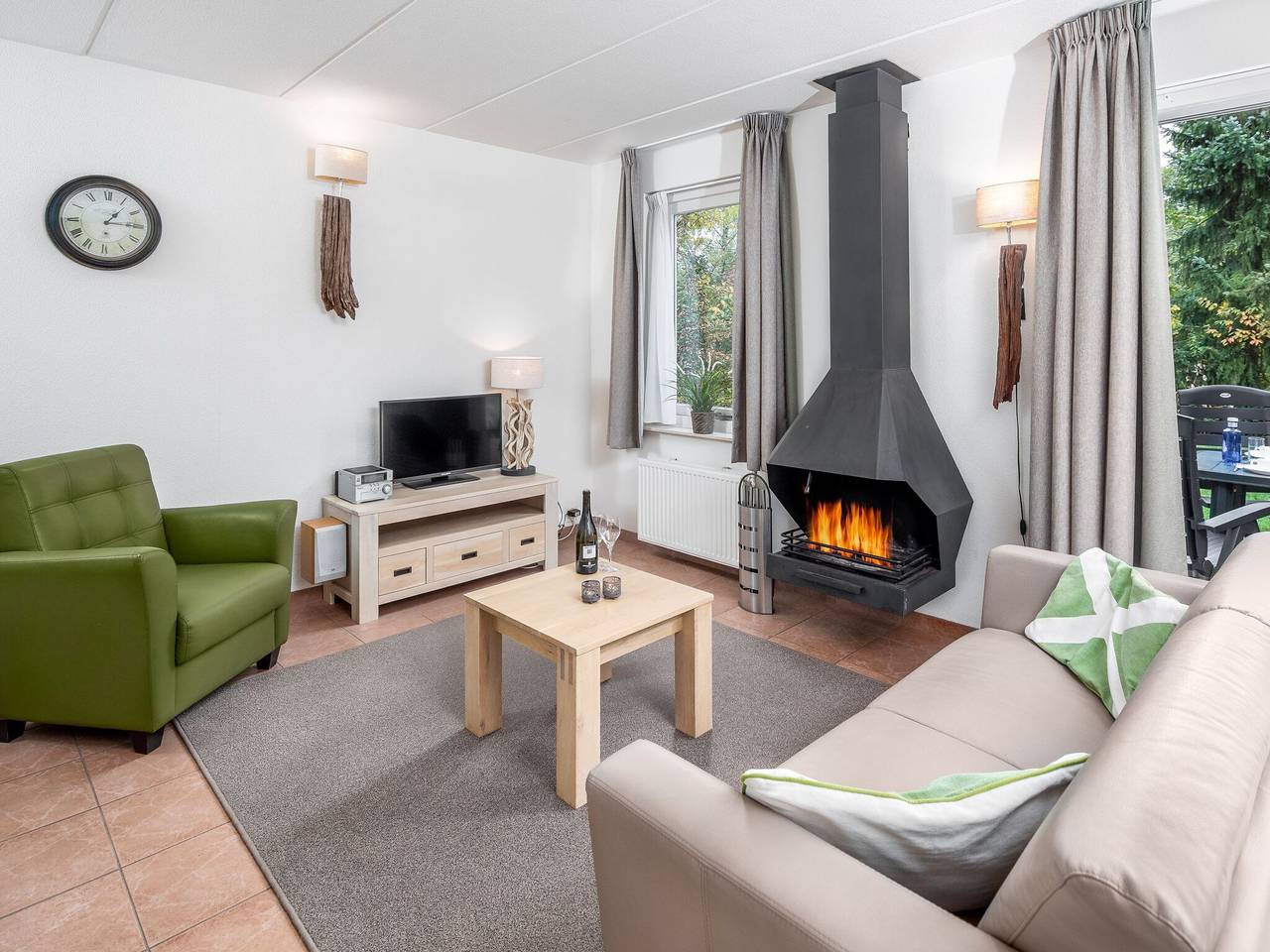 Renoviertes Haus mit Kamin, umgeben von viel Grün in Drenthe