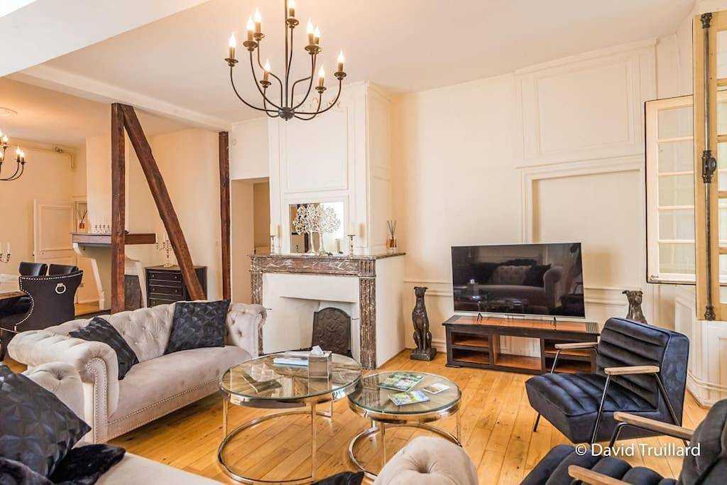 Appartement entier, Suites Mana - Matahina avec Vue Superbe sur la Place Ducale et Parking privé inclus in Charleville-Mézières, Ardennes