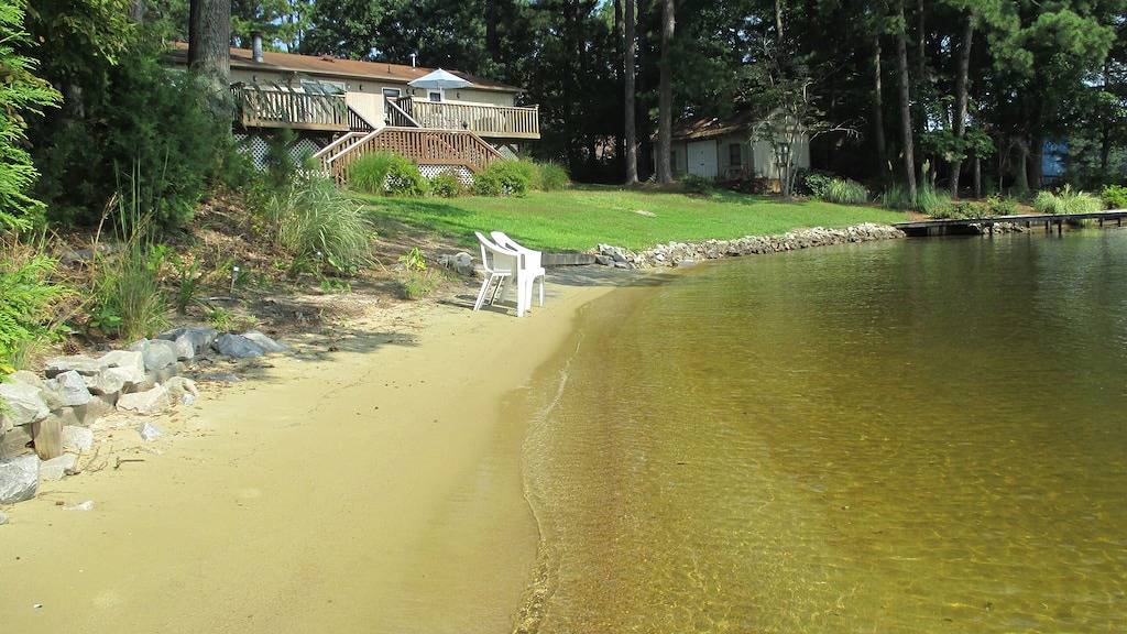 Privatstrand \"Sunrise on the Lake\" am Pea Hill Creek in Lake Gaston