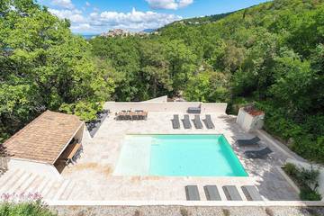Cottage pour 14 personnes, avec jacuzzi à Mimet