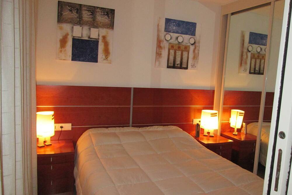 Entire apartment, T2 Magnificent Port View, Parking, Beach 100m, Swimming Pool, Wifi, Thalasso 50m in Hendaye, Bayonne region