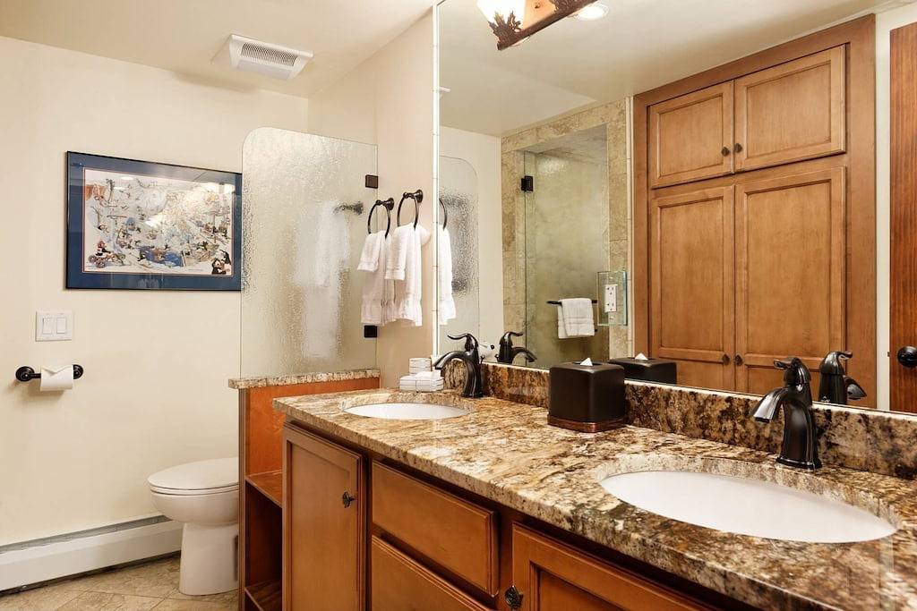 Ganze Wohnung, Erstaunliche Aspen Mountain Views. Praktische ganzjährige Lage! Aufzug, kostenfreies Parken, Gaskamin. in Aspen, Aspen Snowmass