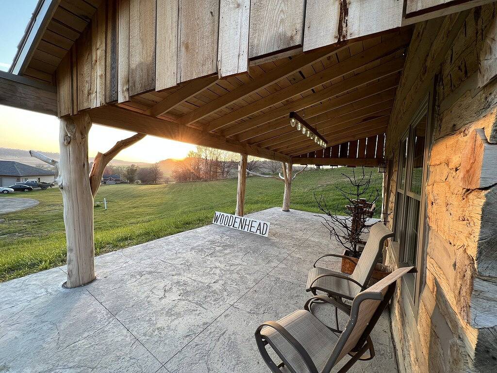 Wooden Head Cabin Early1800's Log Cabin with a View and Modern Amenities in Iowa