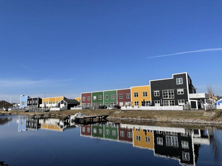 Feriehus for 6 personer, balkong og sjøutsikt i tillegg til badebasseng og hage i Ebeltoft