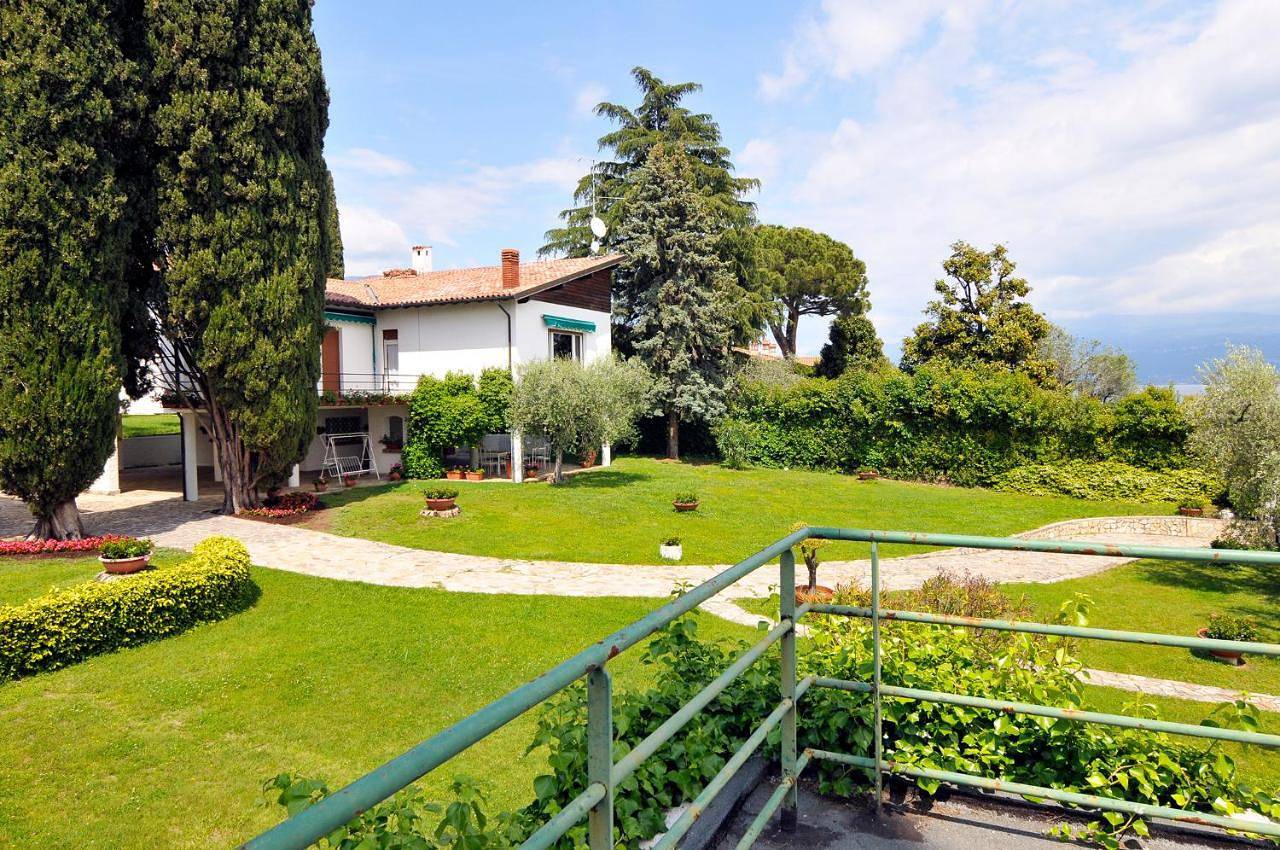 Villa Cecilia fronte spiaggia con aria condizionata e ampio giardino in Spiaggia Gardiola, San Felice del Benaco
