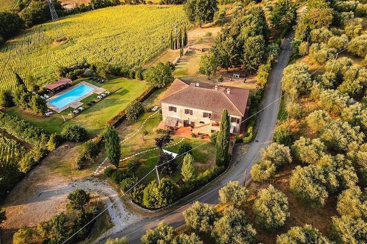 Agriturismo per 18 persone, con giardino, con animali domestici in Foiano della Chiana