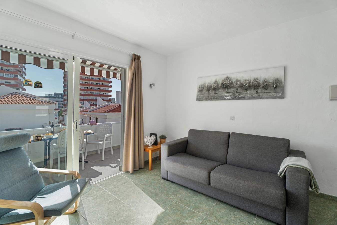 Appartement entier, Appartement de vacances 'Ocean Breeze Penthouse' avec piscine partagée, terrasse privée et Wi-Fi in Playa de las Américas, Arona