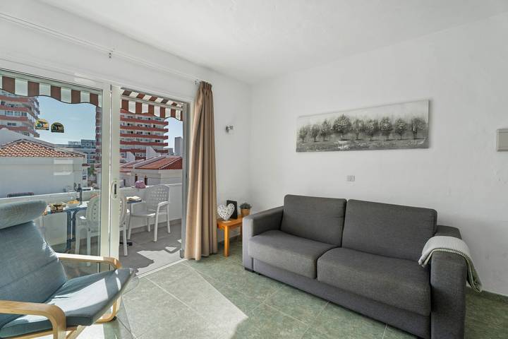 Apartamento entero, Apartamento vacacional 'Ocean Breeze Penthouse' con piscina compartida, terraza privada y Wi-Fi in Playa de las Américas, Arona 