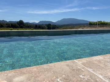Gîte pour 6 personnes, avec piscine et terrasse, animaux acceptés à Puyméras