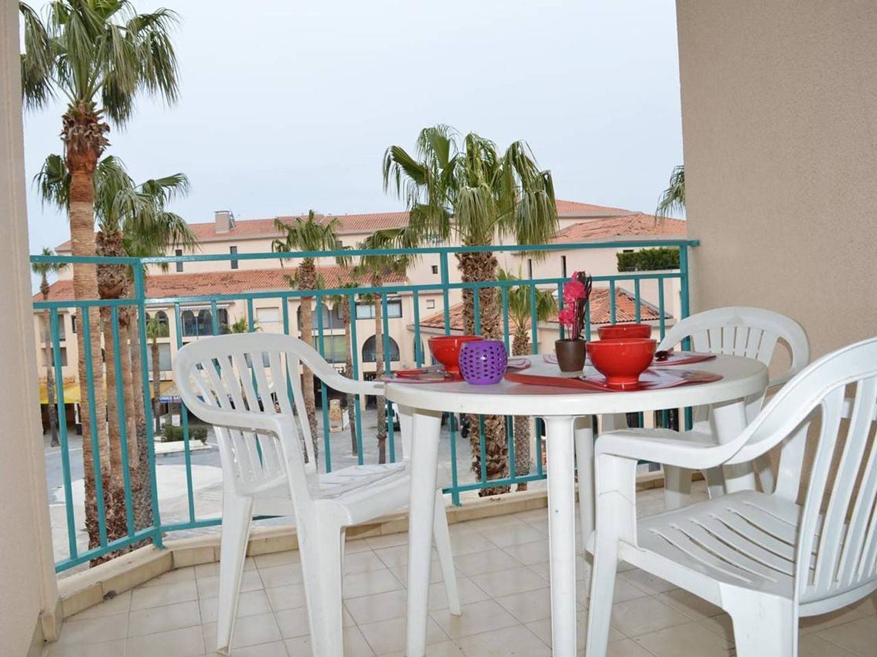 Entire apartment, Seaside 2Br/1Ba Apt with Balcony, Sleeps 6 - Near Beach, Elevator, Prime Location! in La Côte Vermeille, Argelès-sur-Mer
