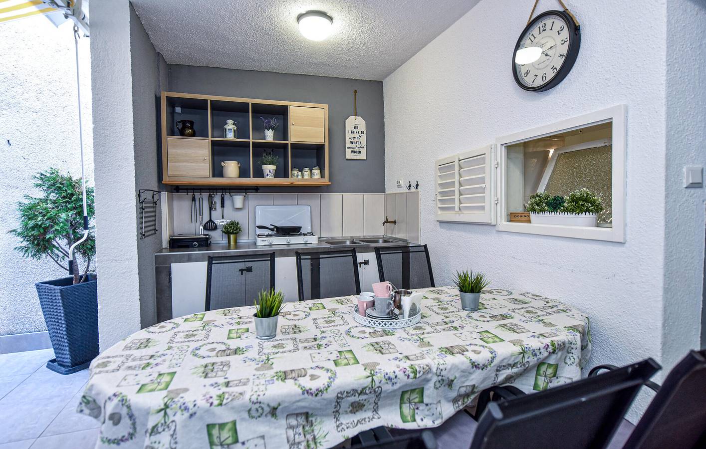 Holiday home for 8 people with terrace in Novalja, Pag Island