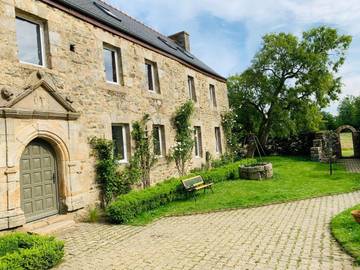 Cottage pour 5 personnes, avec jacuzzi ainsi que terrasse et jardin, adapté aux familles à Pommerit-Jaudy