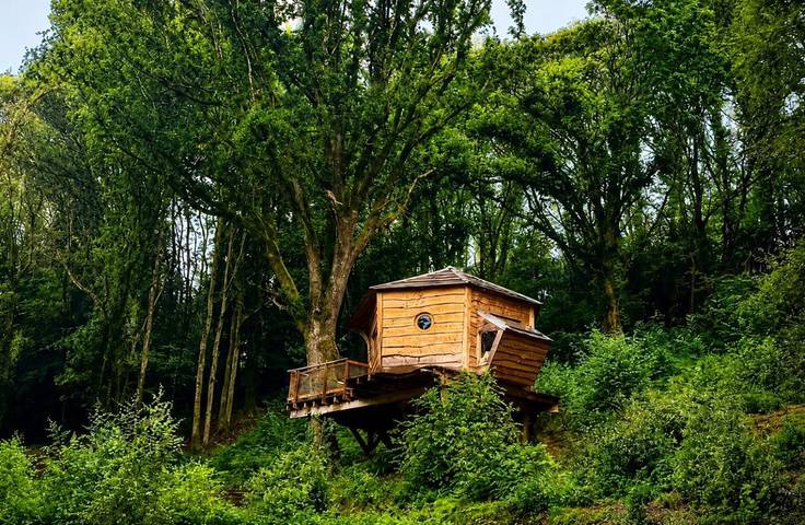 Gîte pour 4 personnes, avec Balcon et Terrasse ainsi que Jardin et Piscine à Irvillac