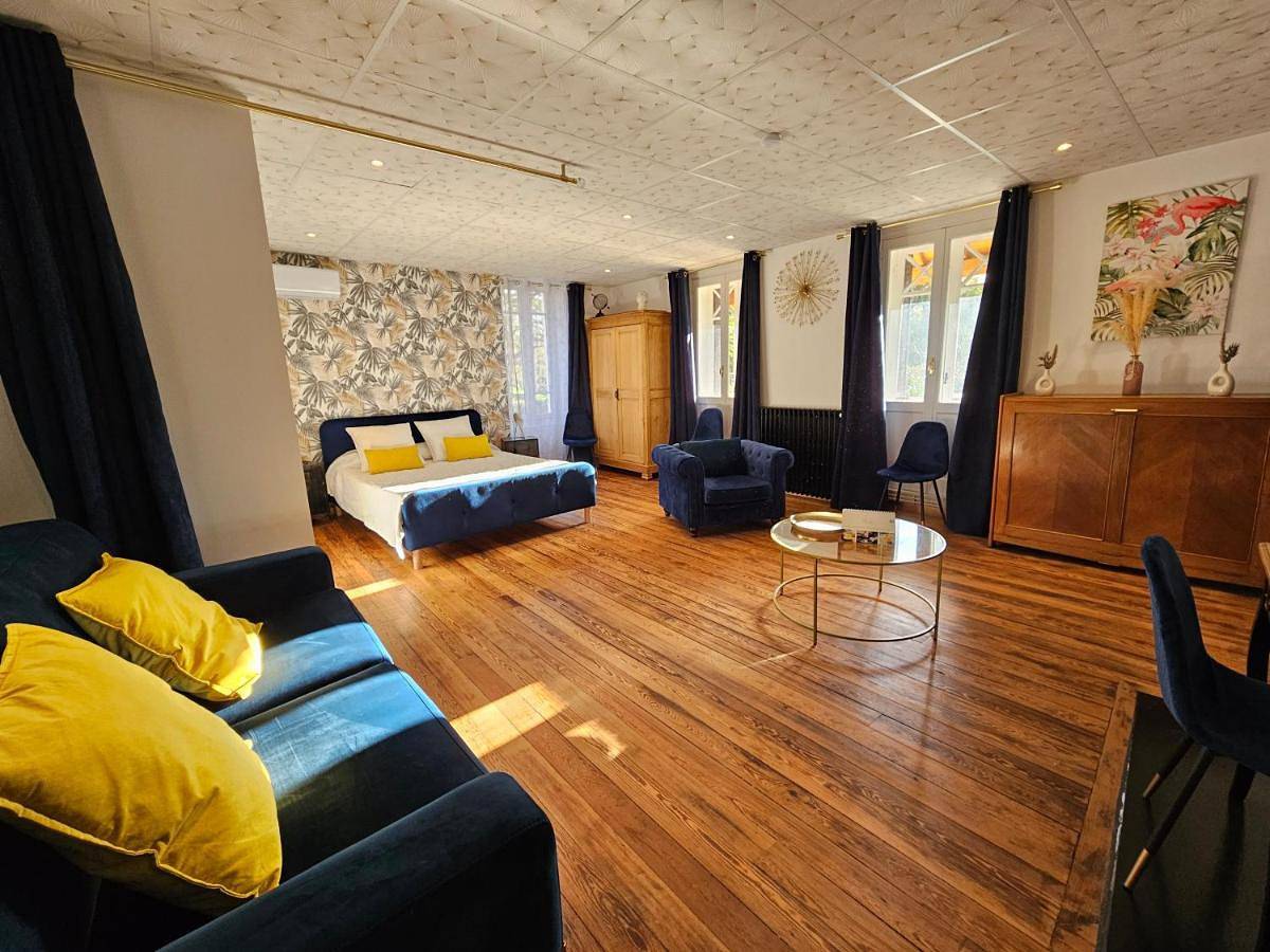 Large Double Room in Cluny, Région de Mâcon