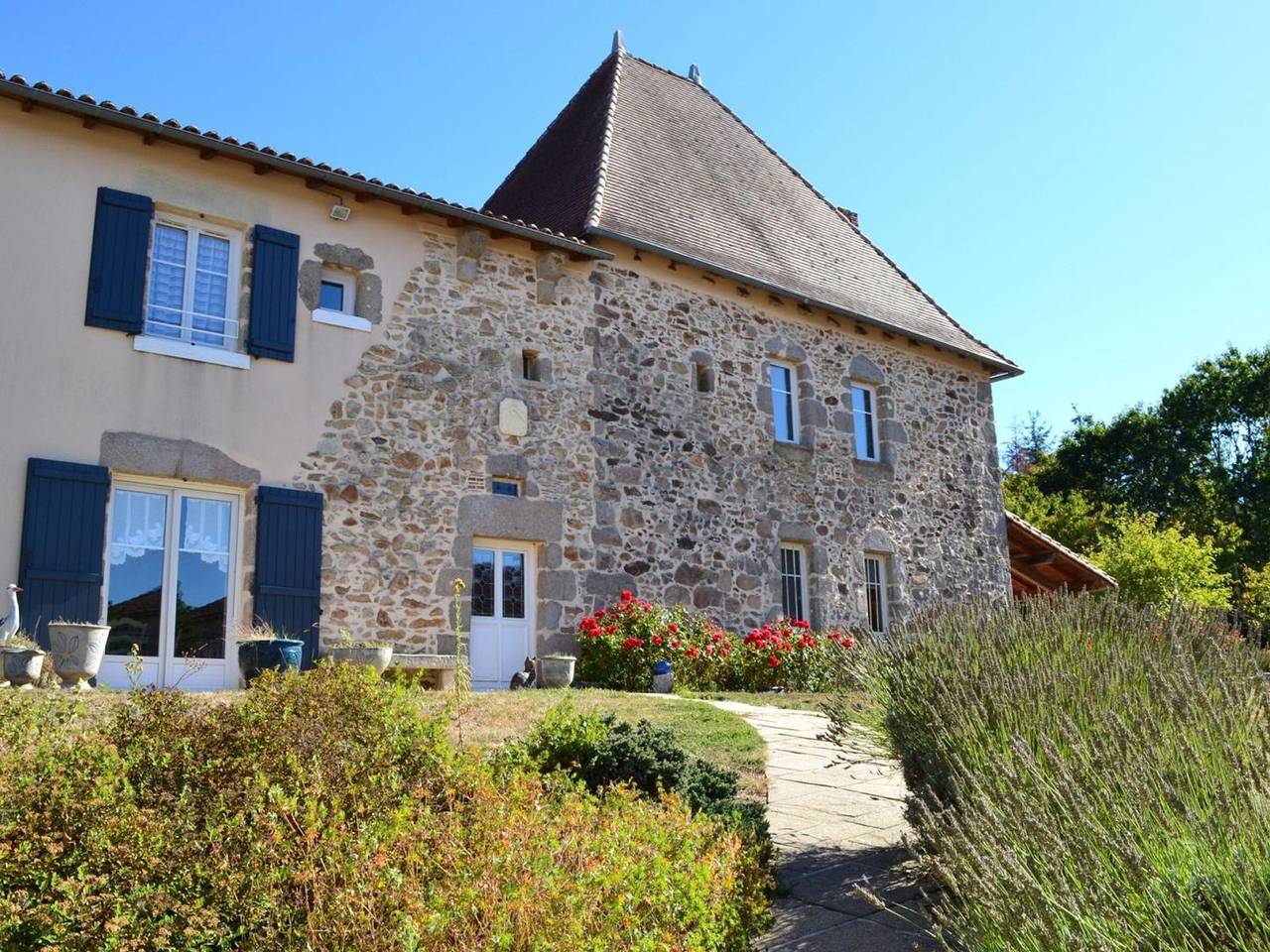 Gîte spacieux avec piscine privée et jardin, idéal pour familles avec animaux in Esse, Charente