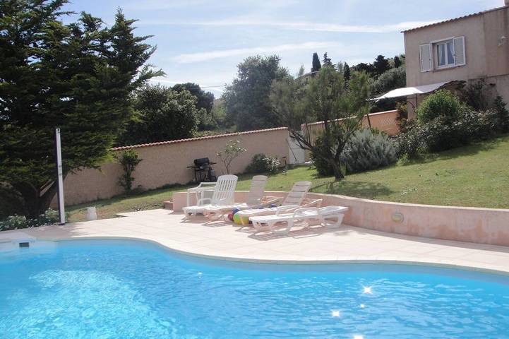 Appartement de vacances pour 4 personnes, avec terrasse ainsi que jardin et jacuzzi, animaux acceptés