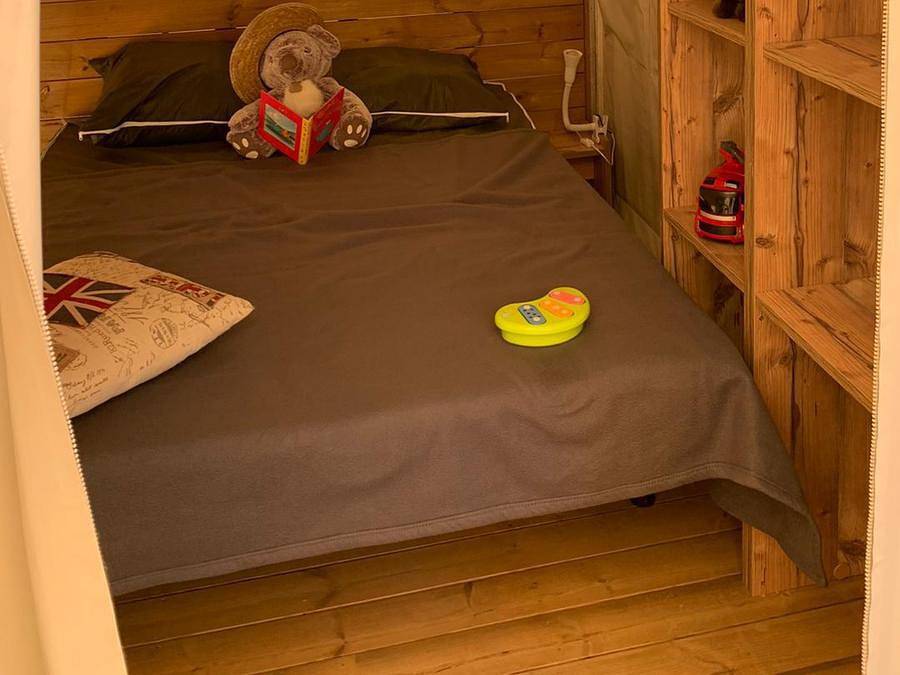 Flower Camping Le Clot du Jay - Tente 4 personnes - Tente Junior Standard 17m² (sans sanitaire) 2 chambres + terrasse in Clamensane, Région de Forcalquier