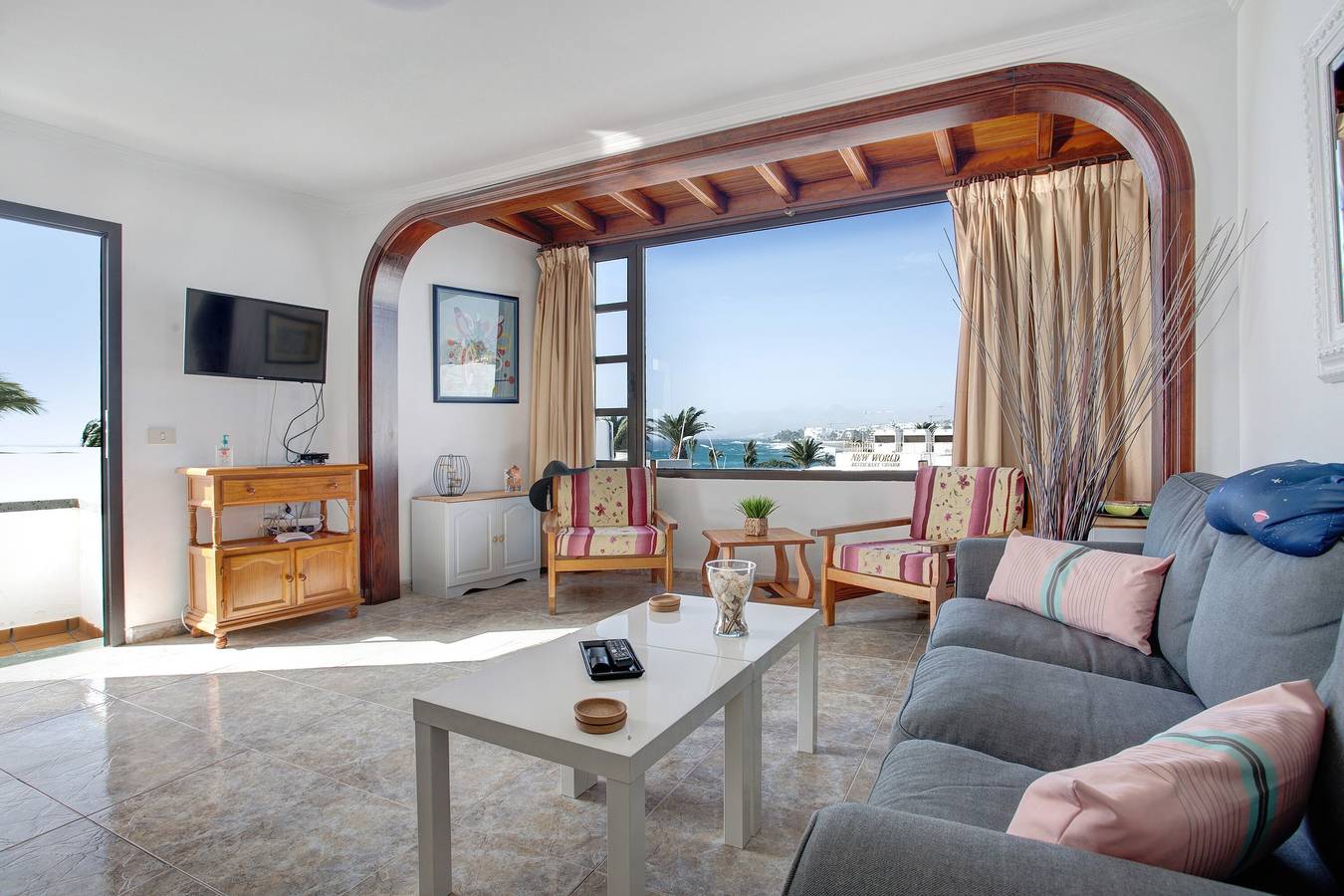 Apartamento entero, Apartamento vacacional 'El Quintero' con vistas al mar y a la montaña, balcón y Wi-Fi in Puerto del Carmen, Tías