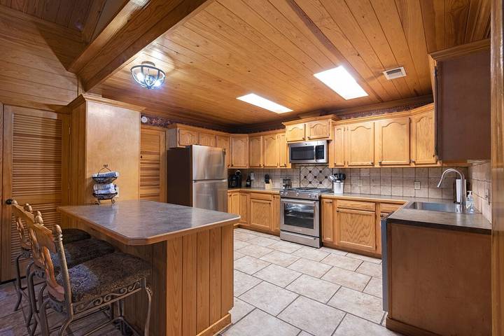 Vacation rental for 20 people, with yard and hot tub, with pets in Broken Bow