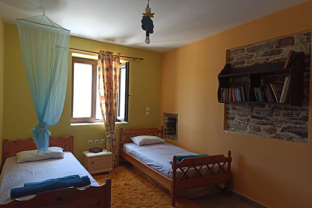 Traditional Stone House-Ten Minutes from the Beach in Zarakes, Euböa