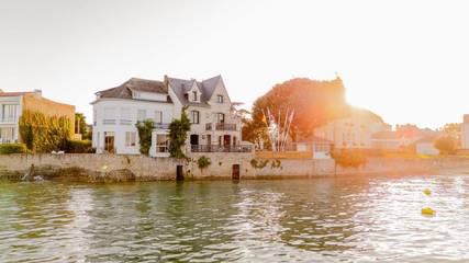 Location de vacances pour 8 personnes, avec vue et jardin dans Plage du Nau