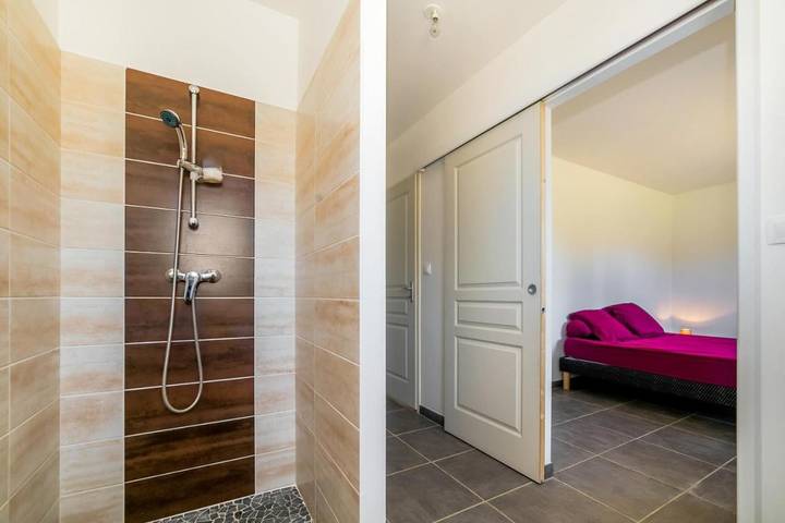 Location de vacances pour 13 personnes, avec vue ainsi que jardin et piscine, animaux acceptés à Saint-André-de-Cruzières - 4