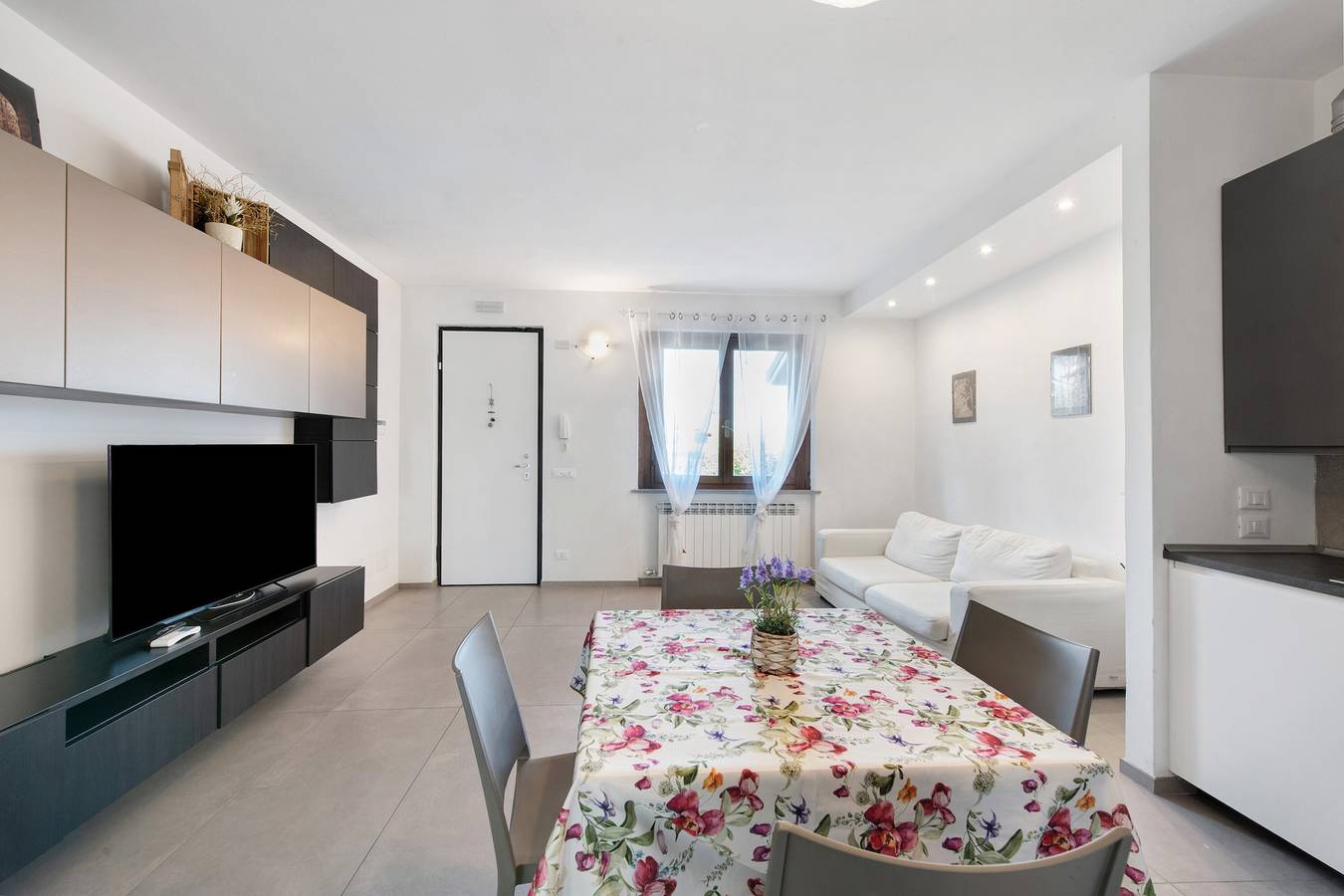 Appartamento intero, Appartamento 'Caky's House' con terrazza condivisa, Wi-Fi e aria condizionata in Rivoltella del Garda, Desenzano del Garda