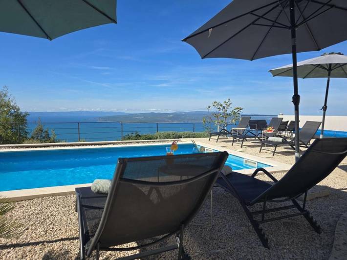 Villa pour 8 personnes, avec piscine ainsi que jardin et vue, animaux acceptés à Promajna