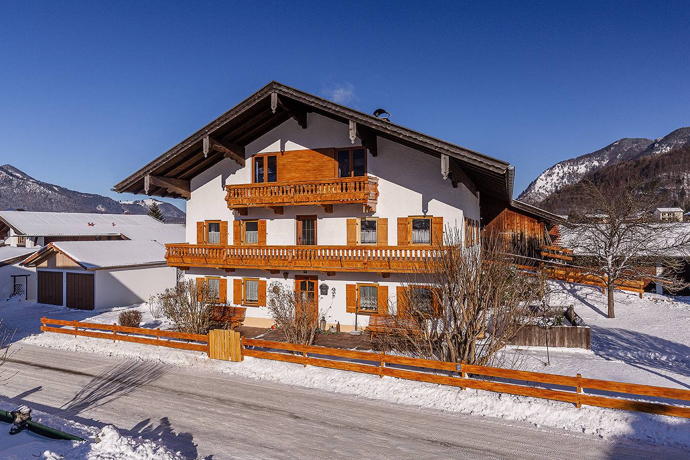 Ganze Ferienwohnung, Chiemgauferienwohnungen - Stierschneiderhof - Ferienwohnung 191 qm, 2-10 Pesonen, 4 Schlafzimmer, Wohnzimmer, Küche, Terrasse in Unterwössen, Bayerische Alpen