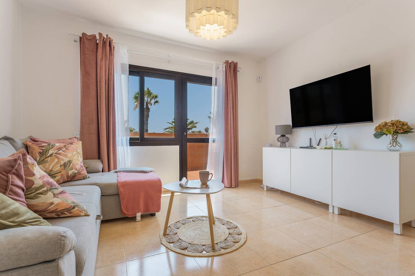 Hel leilighet, Vacation Apartment 'Oasis Del Paraiso' with Mountain View, Shared Pool and Wi-Fi in Corralejo, La Oliva