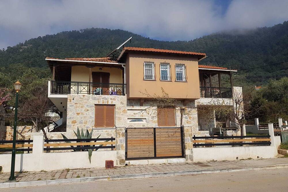 Entire apartment, Modern apartment right on the beach in Chrysi Ammoudia, Thassos