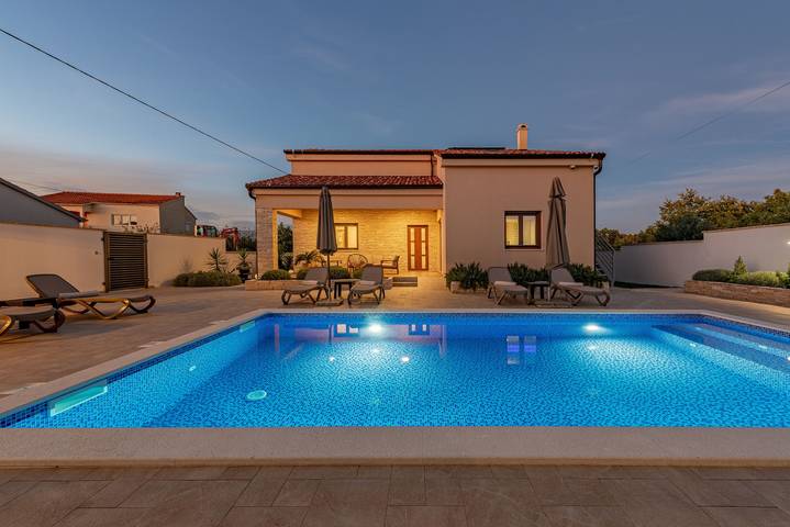 Villa für 8 Personen, mit Terrasse und Garten in Dalmatien