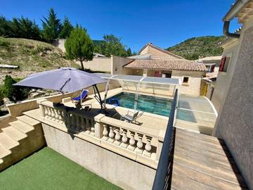 Gîte pour 4 personnes, avec piscine ainsi que vue et terrasse dans Les Omergues