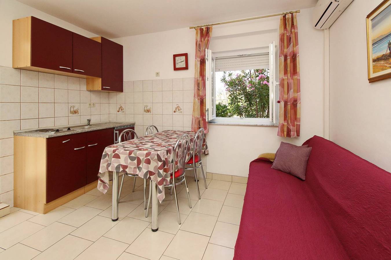 Ganze Wohnung, Apartment Radosna - 370 m vom Meer entfernt, private Terrasse, kostenloser Parkplatz, Erdgeschoss in Silo (Krk), Krk