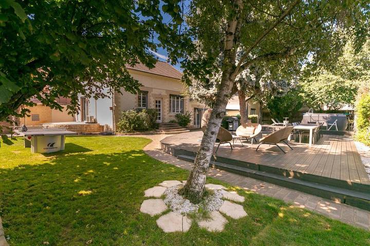 Villa pour 15 personnes, avec piscine et jacuzzi ainsi que sauna et jardin dans Île de France