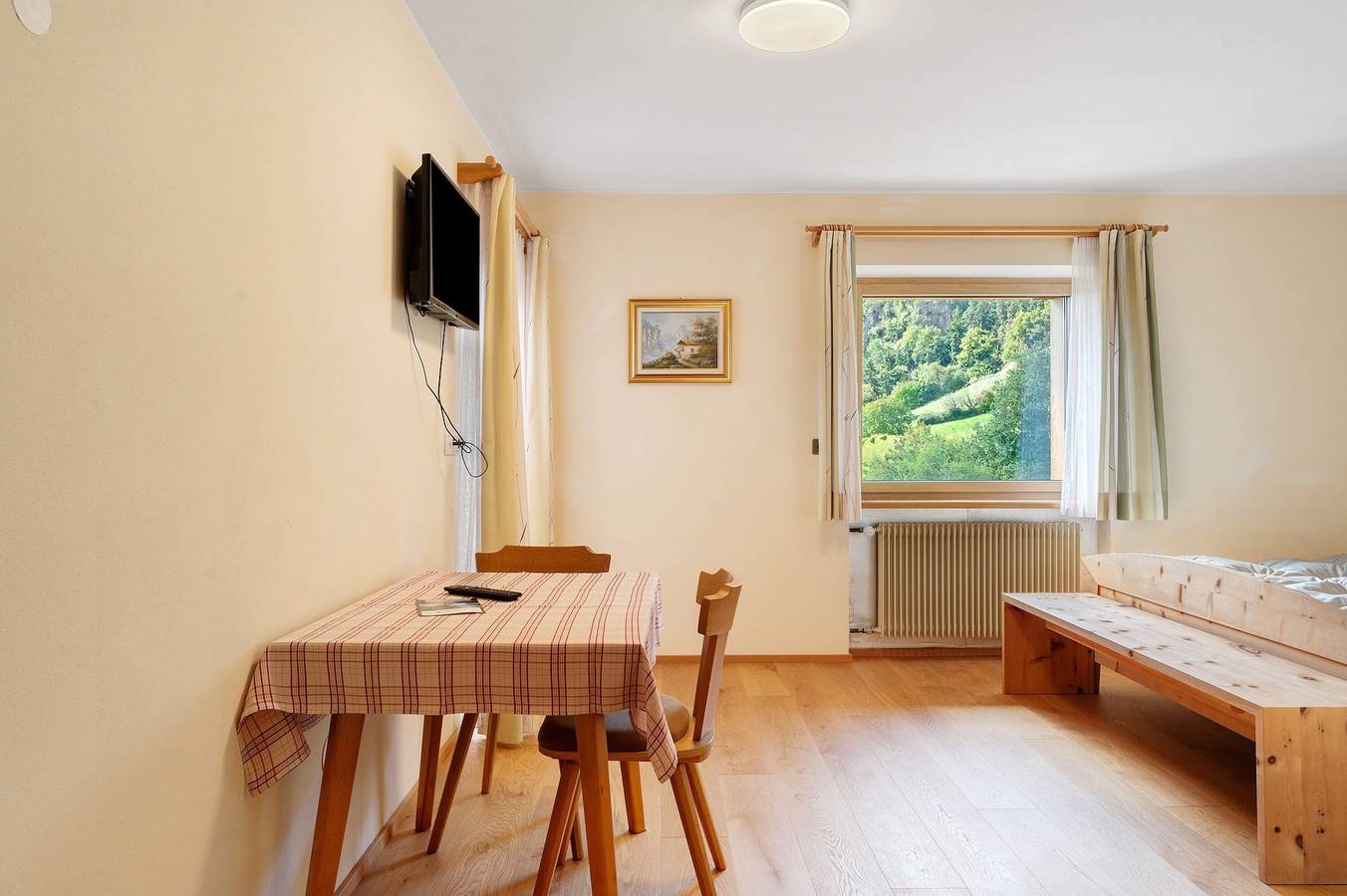 Zimmer 'Oberhemberger Hof Dreier' mit Bergblick, Gemeinschaftsterrasse und Wi-Fi in Feldthurns, Dolomiti Superski