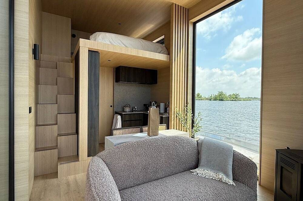 Boutique Houseboat Stay – Romantic Getaway for Two in Monnickendam, Markermeer