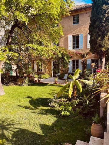 Chambre d’hôte pour 2 personnes, avec jardin et terrasse ainsi que vue et piscine à Orange