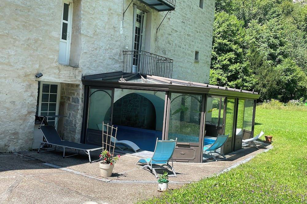 Gite De Gouailles Ancienne Abbaye Pleine Nature Piscine Intérieure Chauffée in Salins-les-Bains, Jura