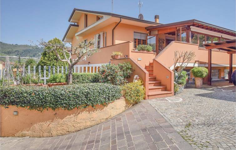 Agriturismo per 8 persone, con Terrazza in Versilia