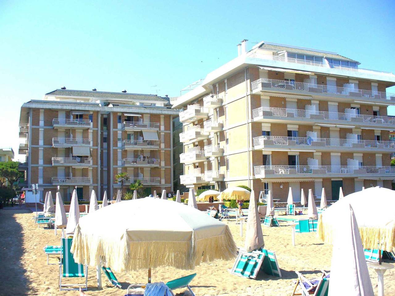 Entire studio, Studio with air conditioning and balcony with side sea view in Lido di Jesolo, Jesolo